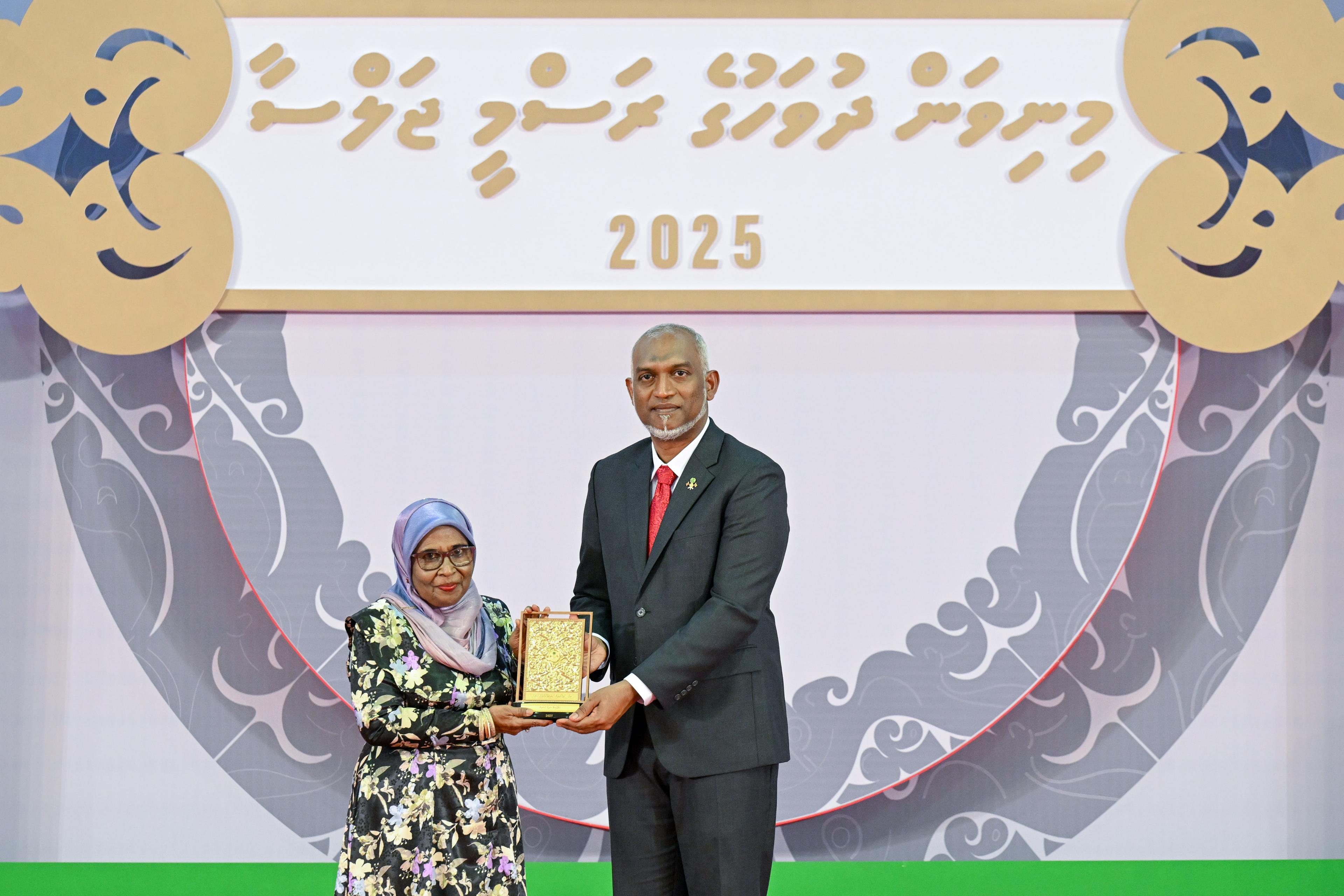 ދިވެހި ދައުލަތަށް ދިގު މުއްދަތަކަށް ޚިދުމަތް ކުރެއްވި 94 ބޭފުޅަކަށް ޝަރަފުގެ ބެޖާއި، އައްޑަނަ ދެއްވައިފި