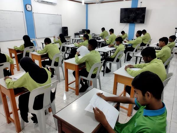 ކުލާސް ރޫމެއްގައި ދަރިވަރުން ކިޔަވަނީ // 
