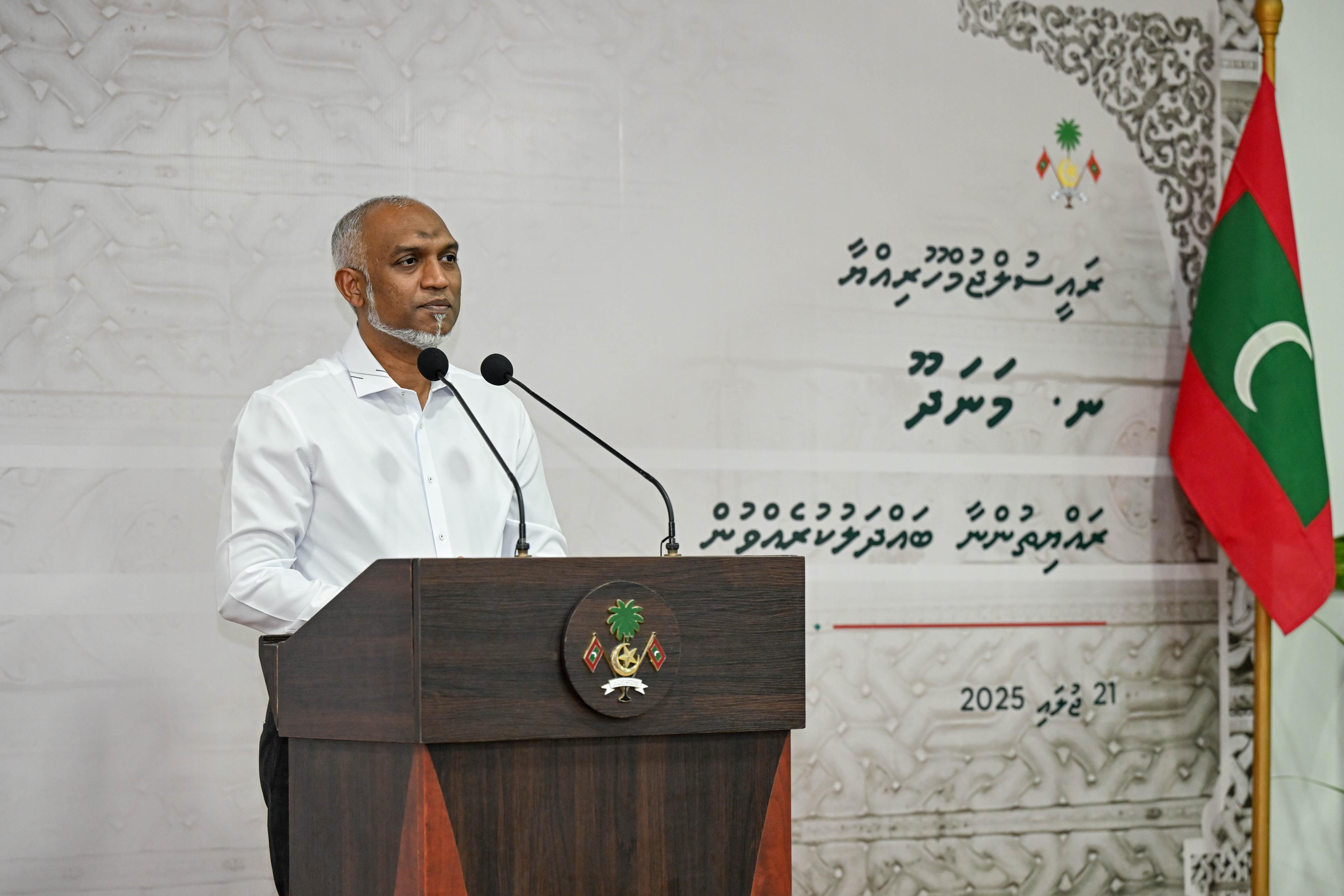 ރައީސުލްޖުމްހޫރިއްޔާ ޑރ. މުޙައްމަދު މުޢިއްޒު ނ. މަނަދޫގެ ރައްޔިތުންނާ ބައްދަލުކުރައްވަނީ -- ފޮޓޯ: ރައީސް އޮފީސް