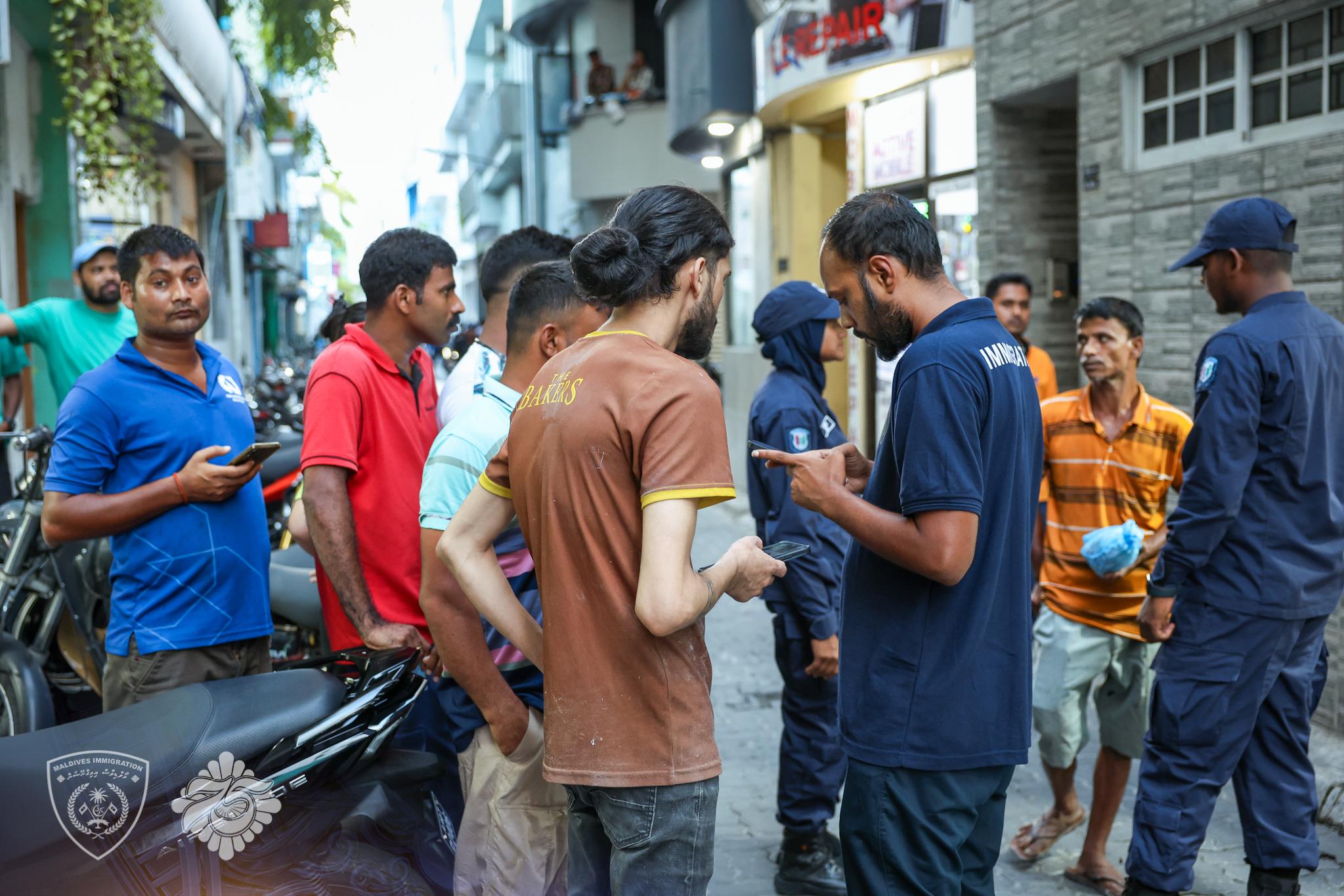 މިދިޔަ މަހުގެ ނިޔަލަށް 7600 އަށް ވުރެ ގިނަ ބިދޭސީން ޑީޕޯޓްކޮށްފި