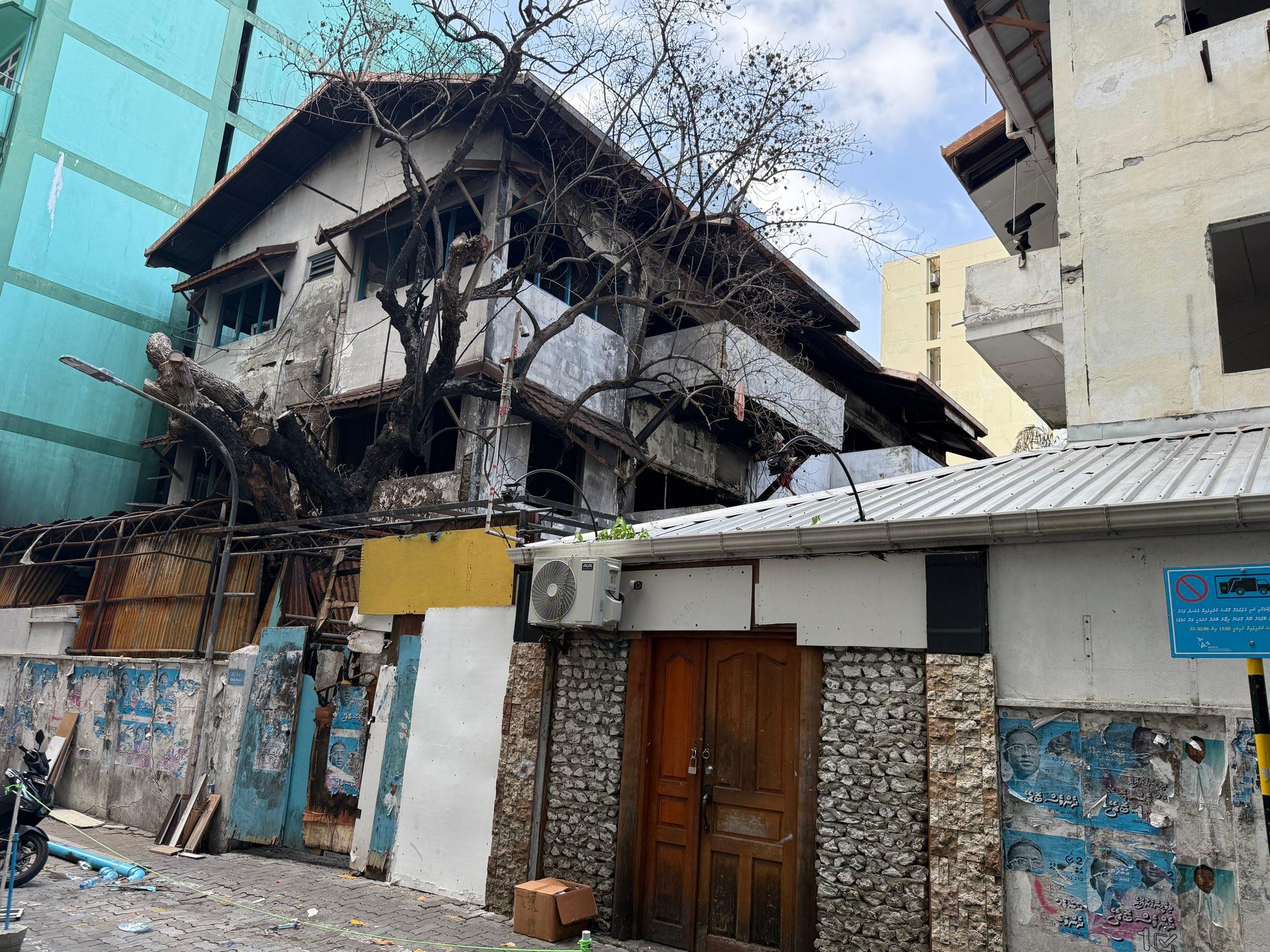ބާވެ ހަލާކުވެފައި ހުރި  3 އިމާރާތެއް ތަޅާލުމުގެ މަސައްކަތް ފަށައިފި