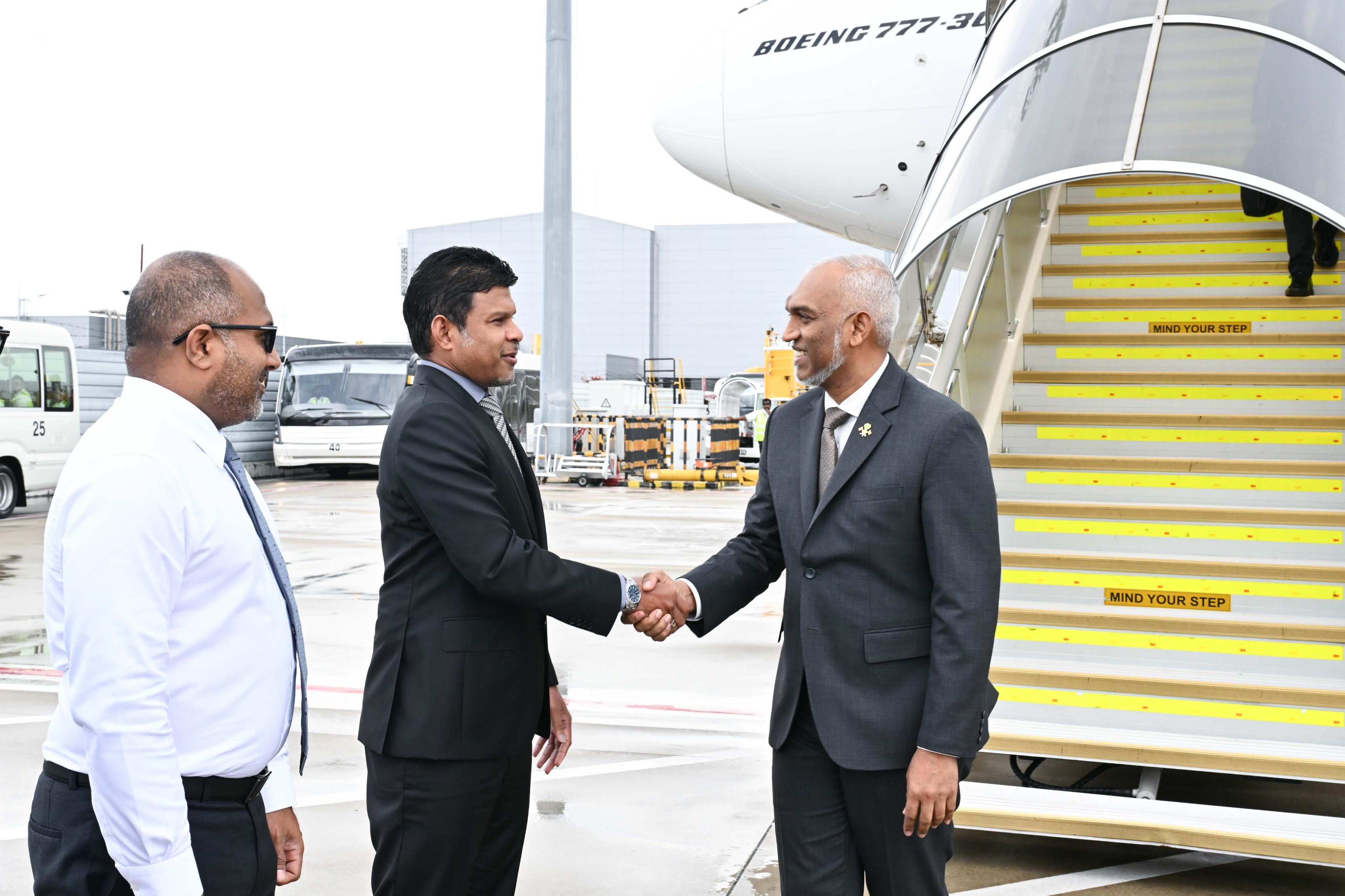 ރައީސް، އިނގިރޭސިވިލާތުން އެނބުރި ރާއްޖެ ވަޑައިގެންފި