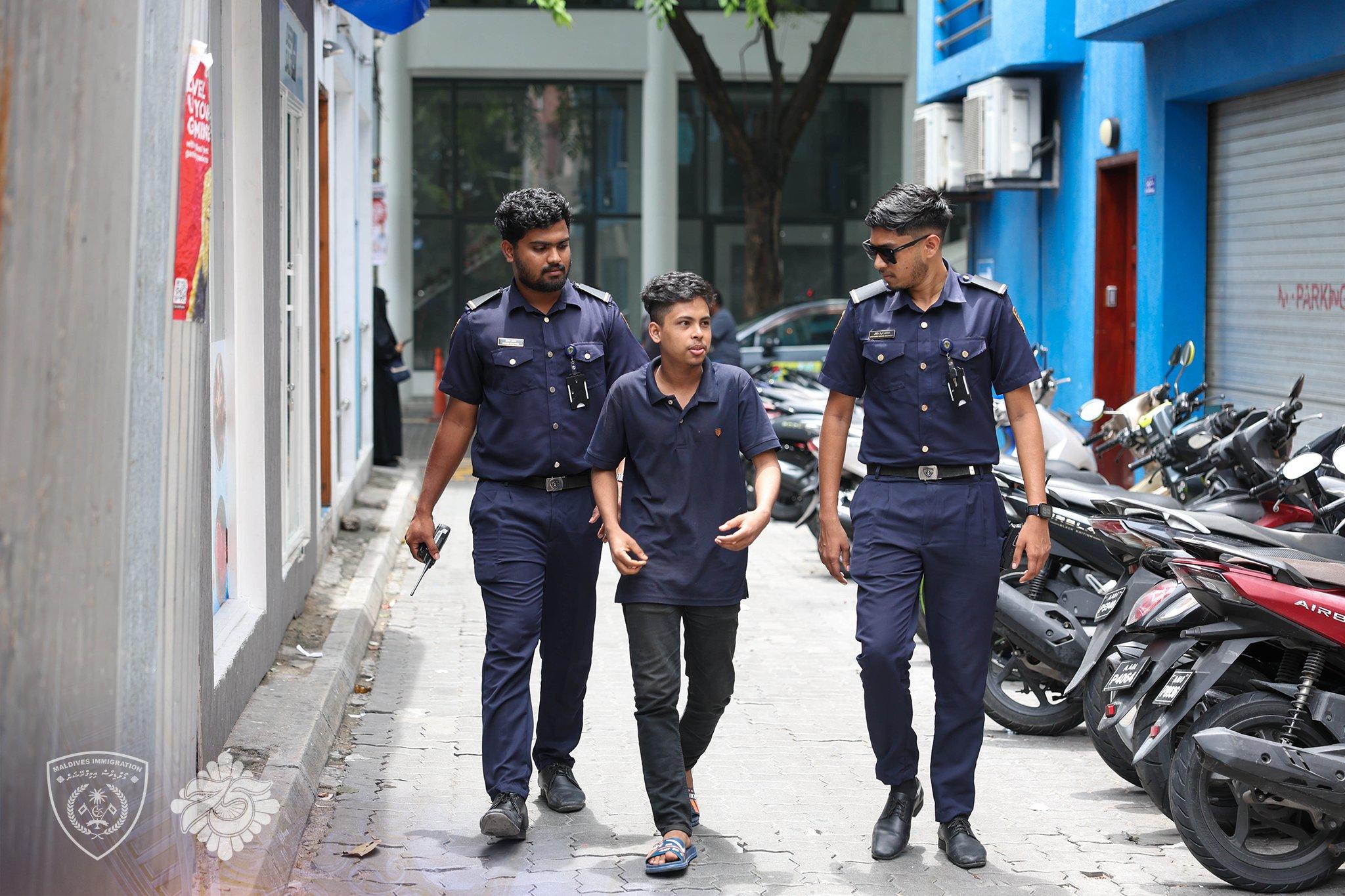ގަވާއިދާ ހިލާފަށް ދިރިއުޅޭ ބިދޭސީންގެ މައްސަލަ ހައްލުކުރުމަށް ކުރިއަށްގެންދާ ރެއިޑް އޮޕަރޭޝަނުގެ ތެރެއިން// ފޮޓޯ: އިމިގްރޭޝަން