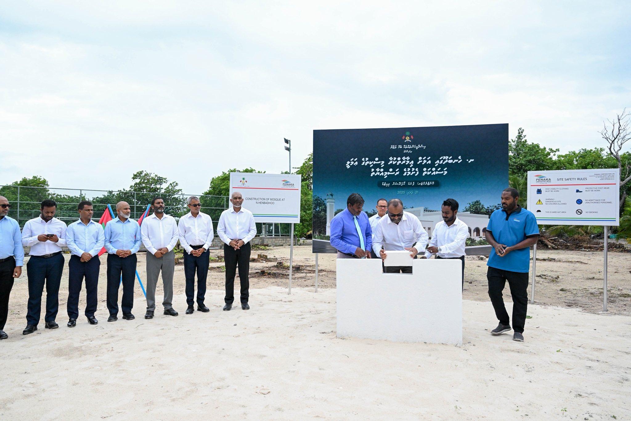 ހެނބަދޫގައި އަލަށް އިމާރާތް ކުރާ މިސްކިތުގެ ބިންގާ  އެޅުން//