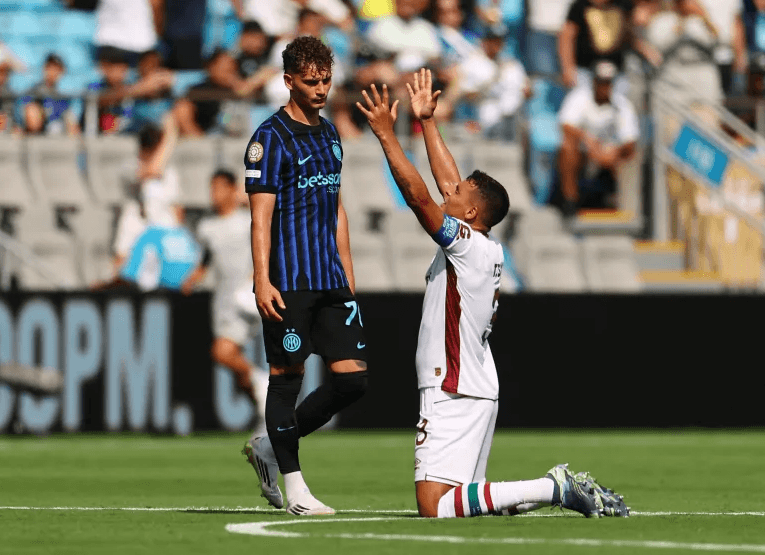 ޗެންޕިއަންސް ލީގުގެ ފައިނަލިސްޓް އިންޓަރ ބަލިކޮށް ފުލޫމިނޭންސޭ ކުއާޓަރ ފައިނަލަށް