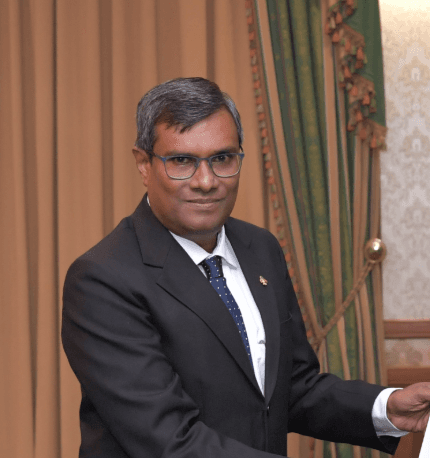  އުއްތަމަފަނޑިޔާރު އަޙްމަދު މުޢުތަޞިމް ޢަދުނާން ރިޓަޔާ ކުރައްވަނީ 