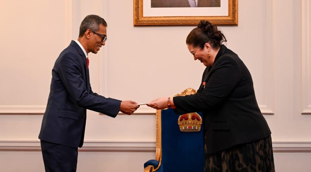 ނިއުޒިލޭންޑަށް ކަނޑައަޅުއްވާފައި ހުންނަވާ ނޮން-ރެސިޑެންޓް ސަފީރުގެ ފަތްކޮޅު އަރުވައިފި