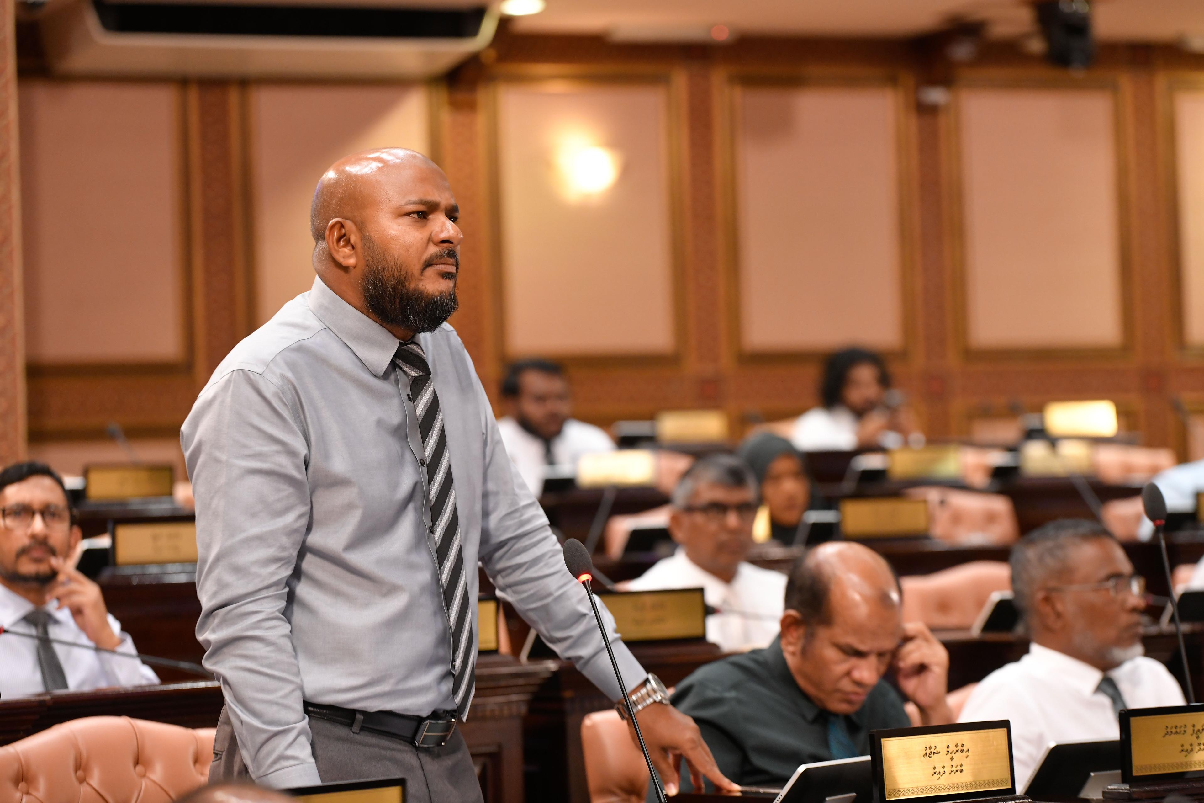 މިއަދުގެ މަޖިލީހުގެ ޖަލްސާގައި މެންބަރު ޝުޖާއު ވާހަކަފުޅު ދައްކަވަނީ -- ފޮޓޯ: ރައްޔިތުންގެ މަޖިލިސް