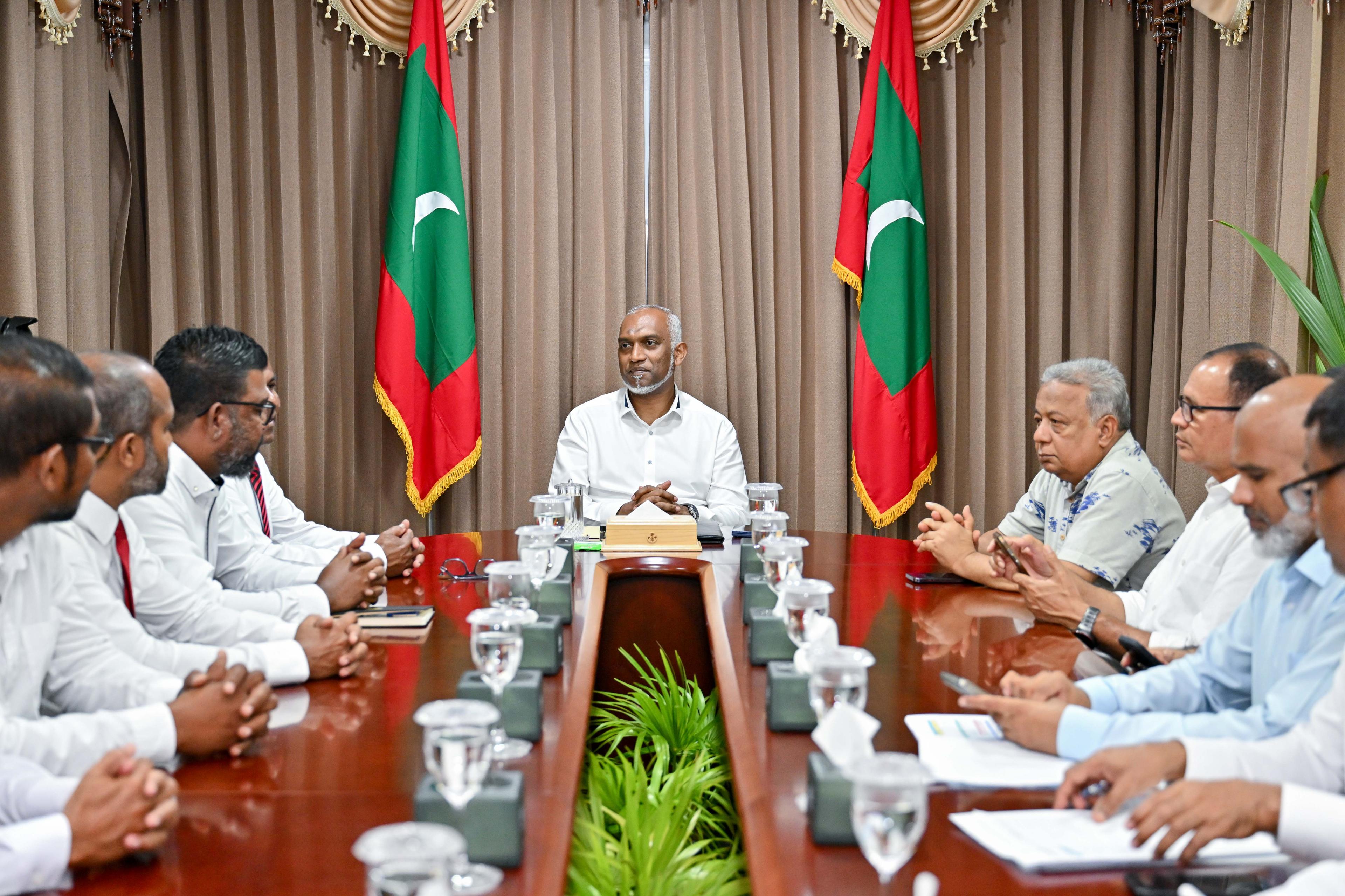 ރައީސުލްޖުމްހޫރިއްޔާ ޑޮކްޓަރ މުޙައްމަދު މުޢިއްޒު، މާޅޮސްމަޑުލު ދެކުނުބުރީ އޭދަފުށީ ކައުންސިލާއި، އ.ތ.މ ކޮމިޓީ  އާ ބައްދަލުކުރެއްވުން -- ފޮޓޯ: ރައީސް އޮފީސް