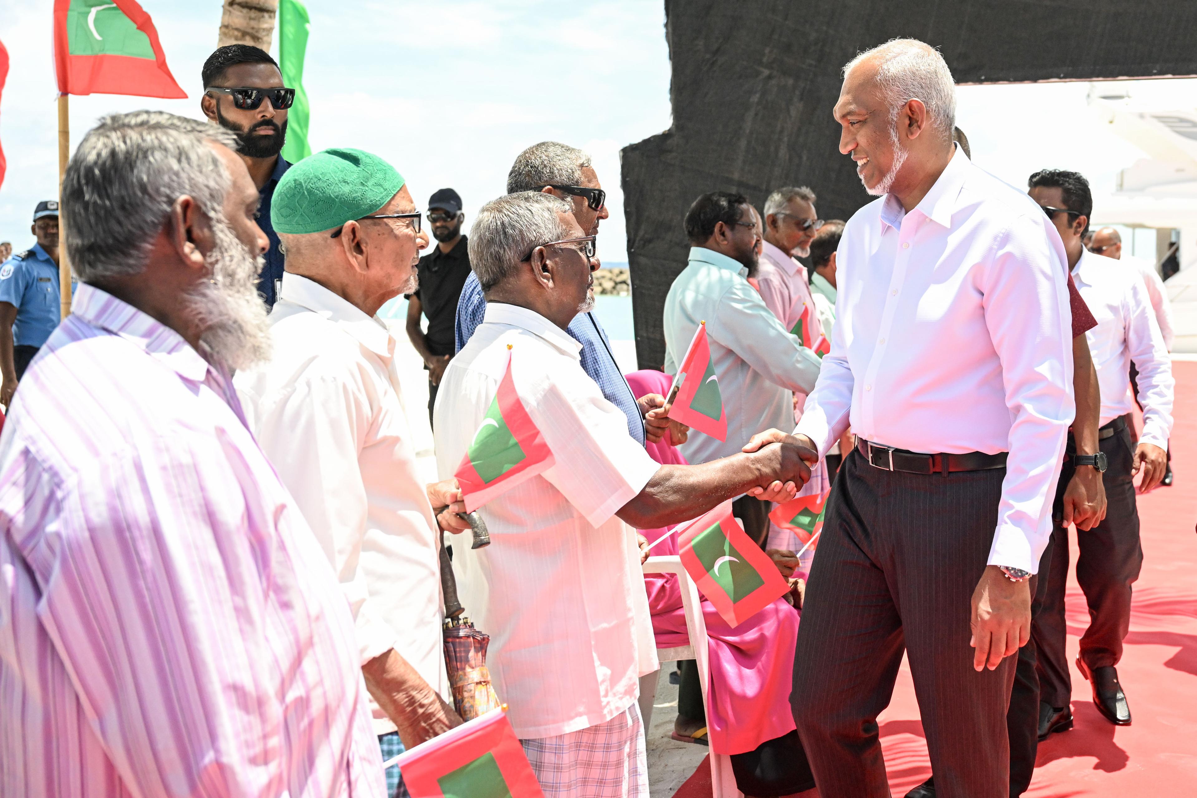 އއ. އަތޮޅަށް ކުރެއްވި ދަތުރުފުޅު ނިންމަވާލައްވައި ރައީސް އެނބުރި މާލެ ވަޑައިގެންފި 