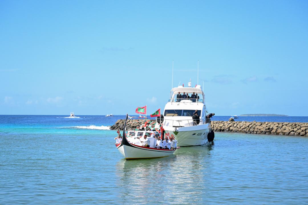 ގައުމީ ދުވަހުގެ ރަސްމީ ހަރަކާތްތަކުގައި ބައިވެރިވެވަޑައިގަތުމަށް ރައީސުލްޖުމްހޫރިއްޔާގެ ދެކަނބަލުން އުތީމަށް ވަޑައިގެންފި