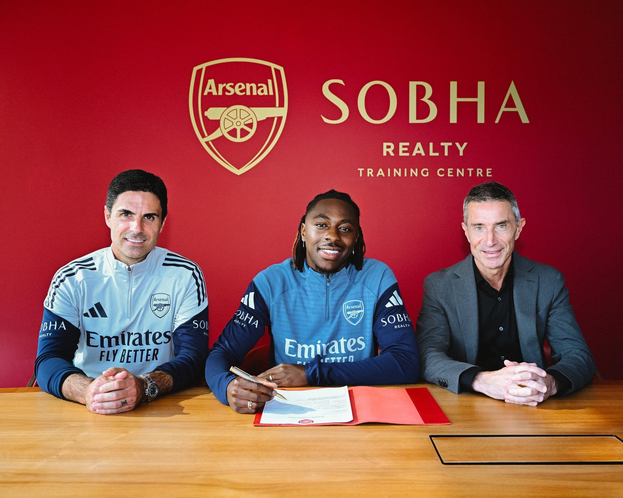 LONDON COLNEY, ENGLAND - AUGUST 23: Eberechi Eze signs for Arsenalp at Sobha Realty Training Centre on August 23, 2025 in London Colney, England. (Photo by David Price/Arsenal FC via Getty Images)