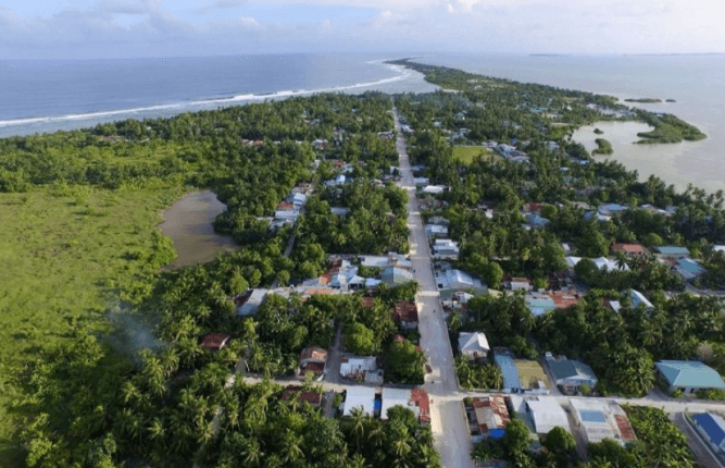 އައްޑޫގައި ސައިކަލެއްގައި ދިޔަ މީހަކު މަގު އެއްފަރާތުގައި މަޑުކޮށްލައިގެން ހުރި މީހެއްގެ ގައިގައި ޖަހައި މާރީމާރީ ހިންގައިފި