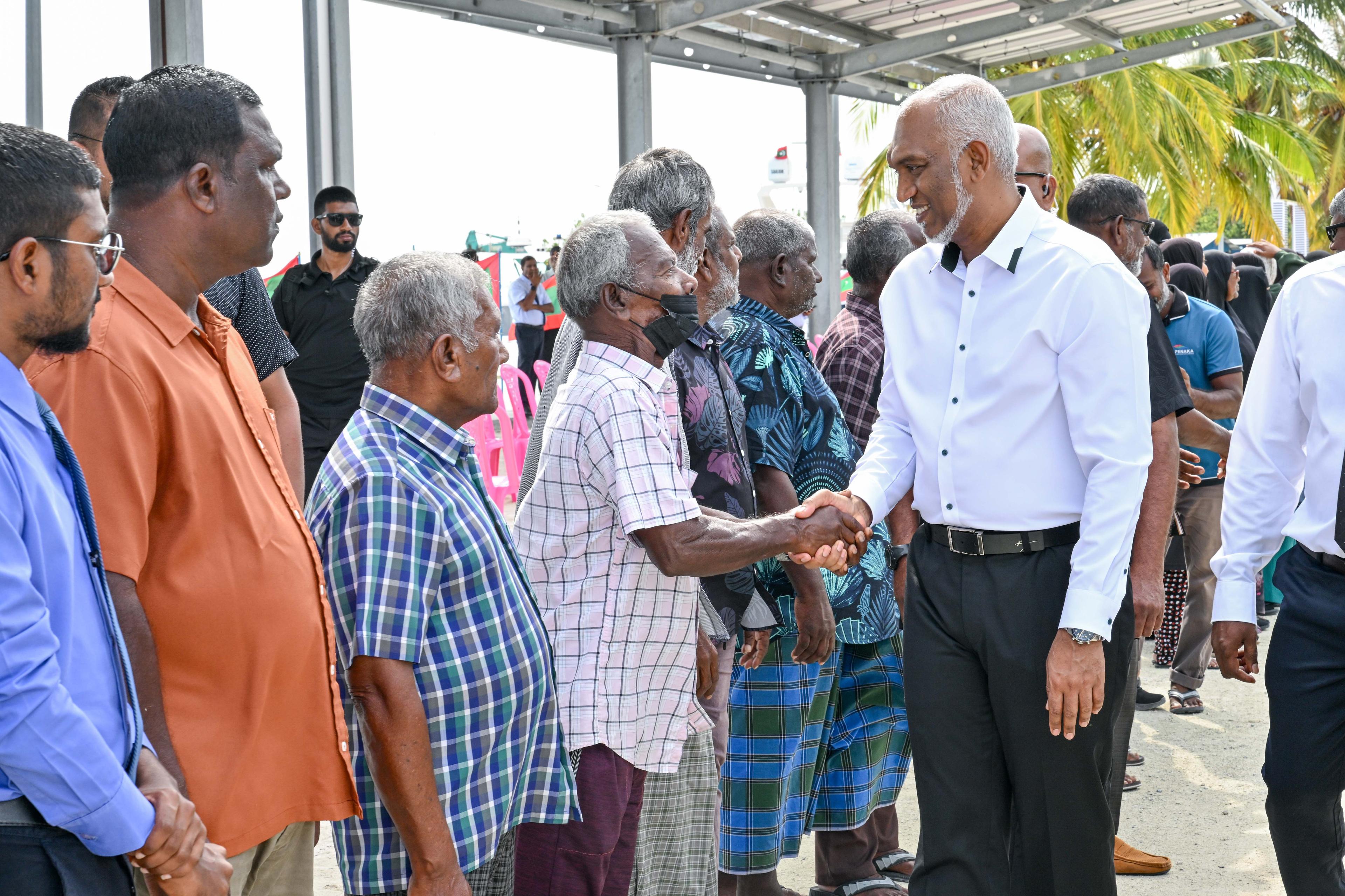 ރައީސް ބ. ހިތާދޫއަށް ވަޑައިގެން، އެރަށުގެ ރައްޔިތުންނާ ސަލާމު ކުރައްވަނީ -- ފޮޓޯ: ރައީސް އޮފީސް