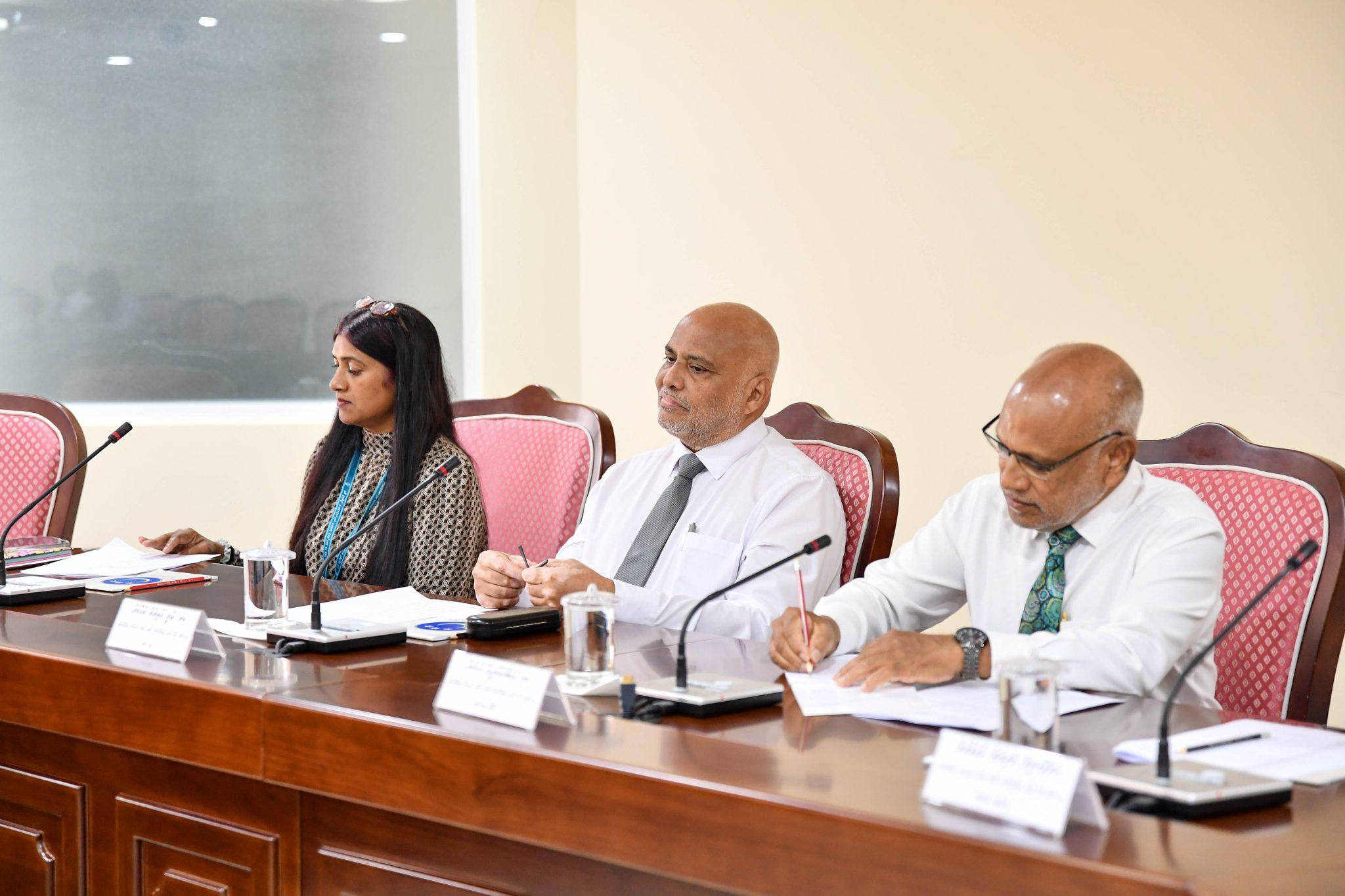 ސްޕެއިންގައި ކިޔަވާ ކުދިންގެ ތެރެއިން ލޯނަށް ޝަރުޠު ހަމަވީ 52 ދަރިވަރުން