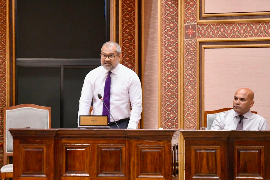 އިންޑިއާ އައުޓް ޓީޝާޓް ނުލަން، ލައިގެން ހުރީ މިނިވަންކަމުގެ ދިފާއުގެ ޓީޝާޓް: ވަޒީރު ހަލީލް