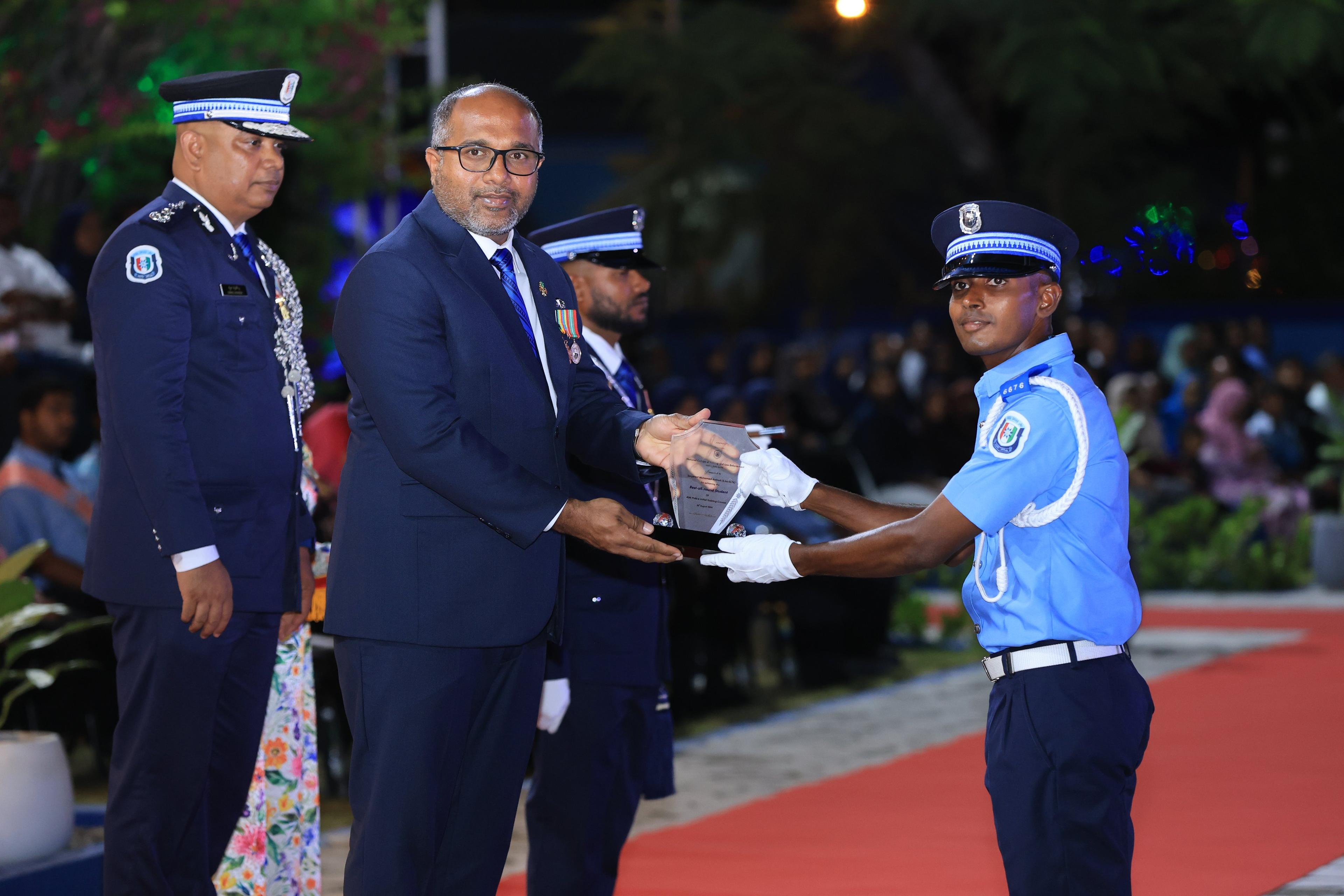 40 ވަނަ ފުލުހުންގެ އަސާސީ ތަމްރީނު ކޯހުގެ ހުރިހާ ގޮތަކުން އެންމެ މޮޅު ދަރިވަރަށް ވަޒީރު އިޙްސާން އެކަމުގެ ފިލާ ހަވާޅުކޮށްދެއްވަނީ
