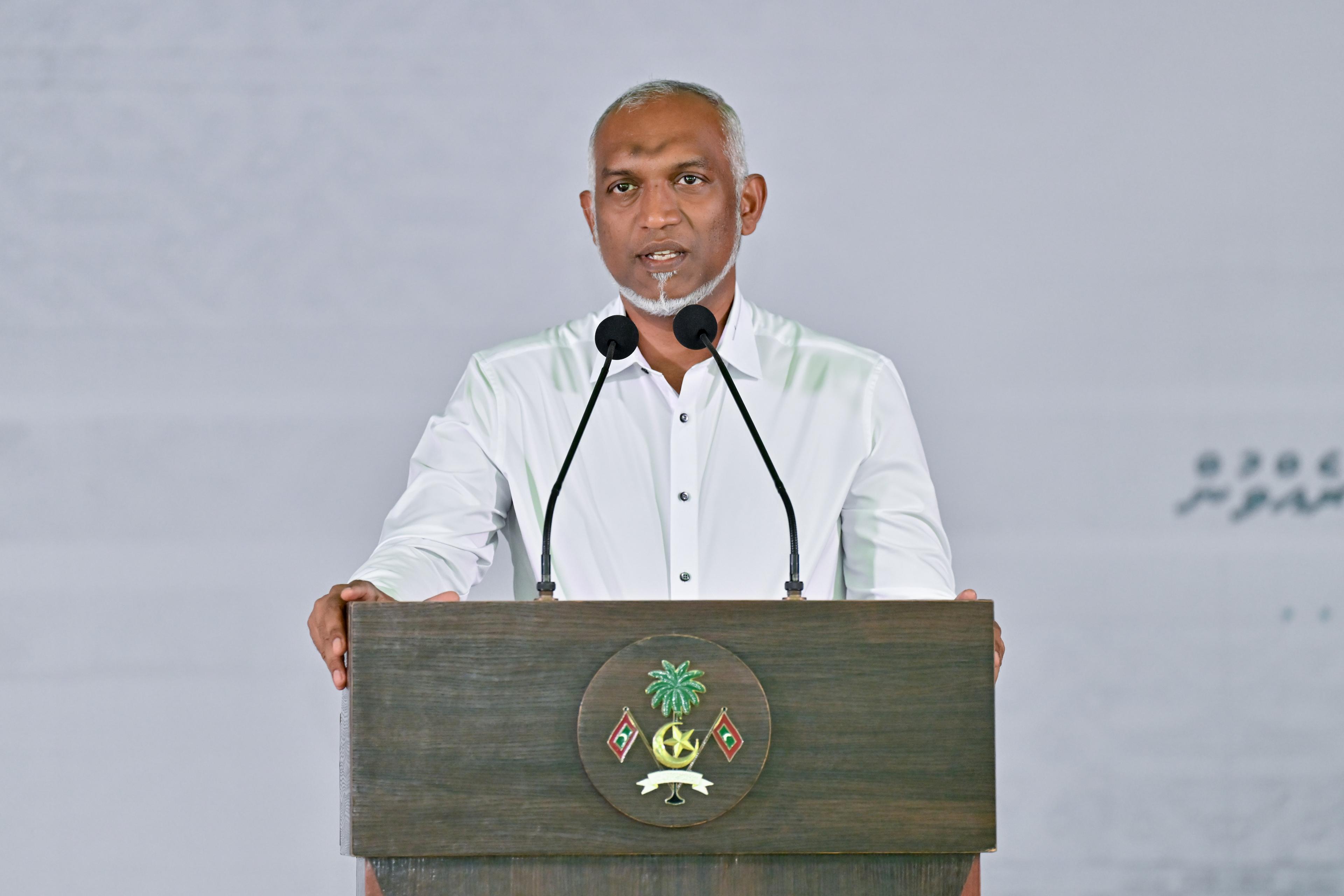 ރައީސުލްޖުމްހޫރިއްޔާ ޑރ. މުޙައްމަދު މުޢިއްޒު ނާވައިދޫގެ ރައްޔިތުންނާ ބައްދަލުކުރެއްވުން -- ފޮޓޯ: ރައީސް އޮފީސް
