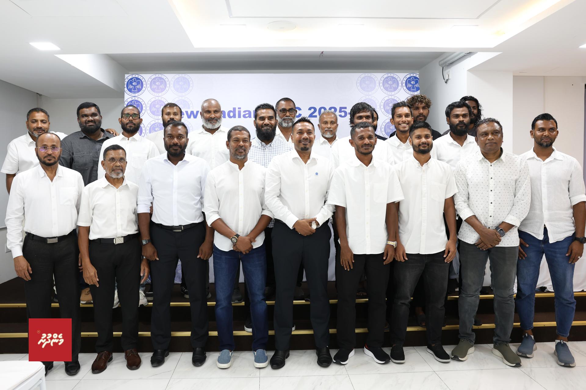 ނިއުރޭޑިއަންޓް ސްޕޯޓްސް ކުލަބާ އަލަށް ގުޅުނު ކުޅުންތެރިންނާއި ހެޑް ކޯޗު ރަސްމީކޮށް ދައްކާލުމަށާއި ޕާޓްނަރުން އިއުލާނުކުރުމަށް ބޭއްވި ހަފްލާ