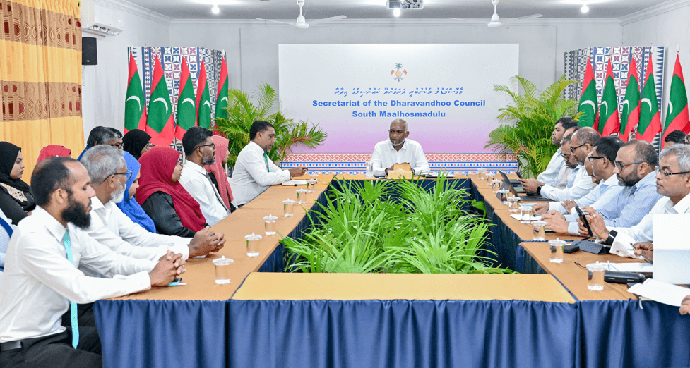 ރައީސް މުޢިއްޒާއި، ވަޒީރުންނާއި ކުންފުނިތަކުގެ ވެރިން ބ.ދަރަވަންދޫ ކައުންސިލާއި ބައްދަލުކުރެއްވުން، ފޮޓޯ: ރައީސް އޮފީސް