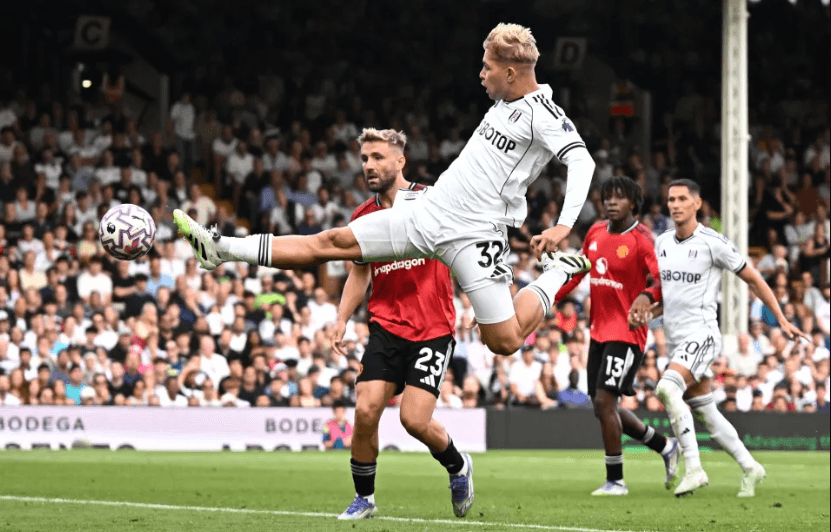 ޕެނަލްޓީ ޖަހައިގެންވެސް ޔުނައިޓެޑް އާސެނަލްގެ ހިޔަނިން ސަލާމަތް ނުވެވުނު