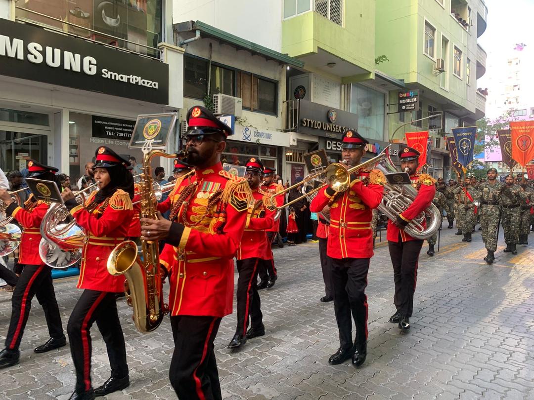 ގައުމީ ދުވަުގެ ހާއްސަ ޕެރޭޑް ބަލާލަން ގިނަބަޔަކު މާލޭގެ މަގުތަކަށް 