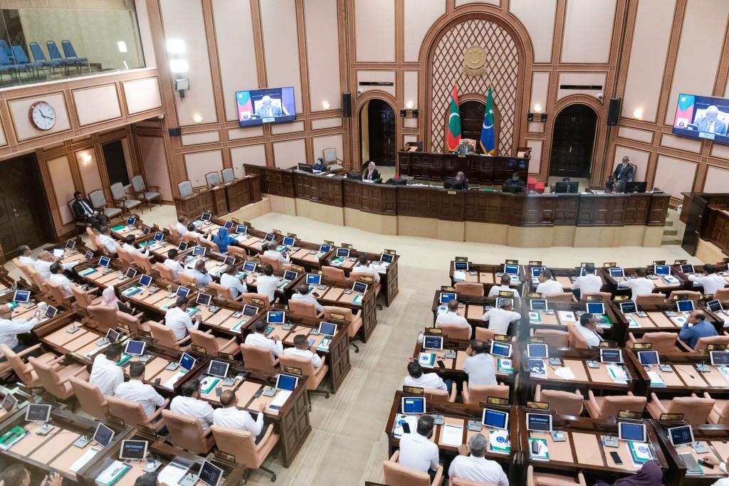 އުމުރުން 75 އަހަރުވަންދެން  ވަޒީފާގައި ދެމިހުރެވޭ ބިލު މަޖިލީހަށް