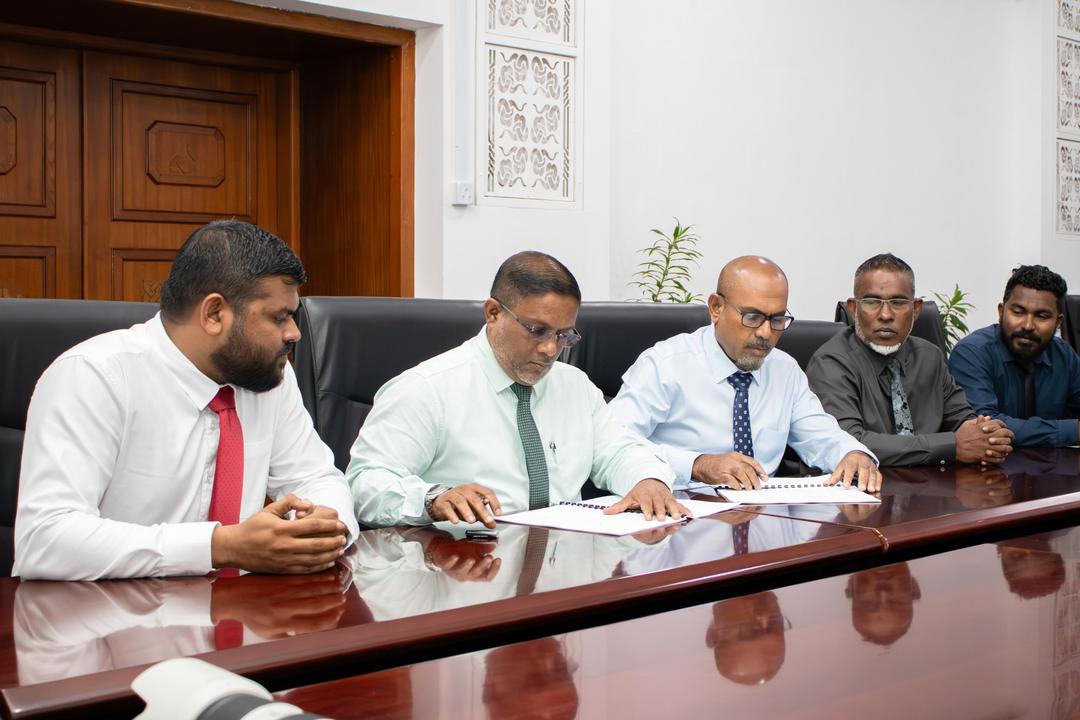 ފިއްލަދޫގެ މަގުތައް ތަރައްޤީ ކުރުމުގެ މަޝްރޫއުގައި އާރުޑީސީއިން ސޮއިކޮށްފި