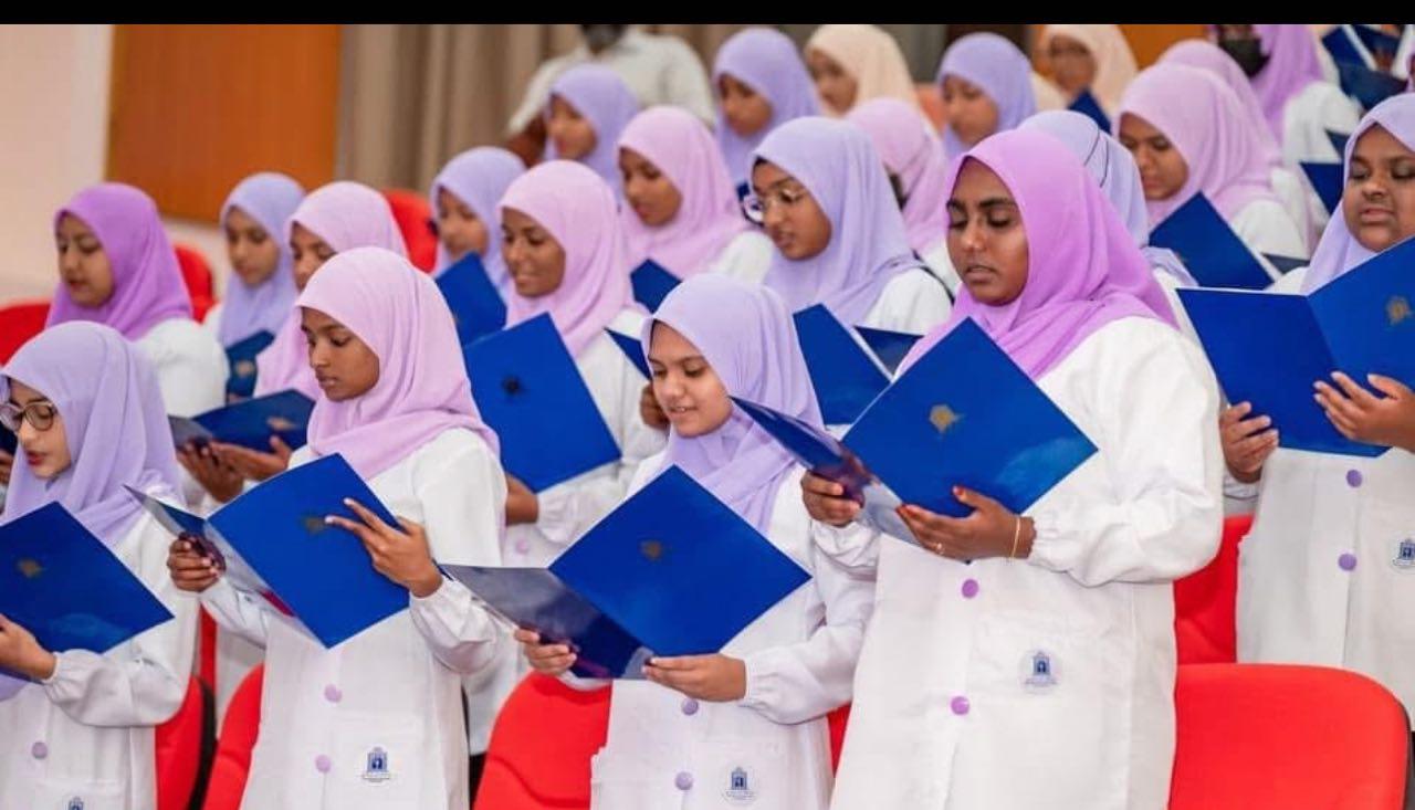 އެމްއެންޔޫގެ ސްކޫލް އޮފް ނާސިންގައި ކޯހެއް ފުރިހަމަކުރި ދަރިވަރުންތަކެއް، ފޮޓޯ: އެމްއެންޔޫ