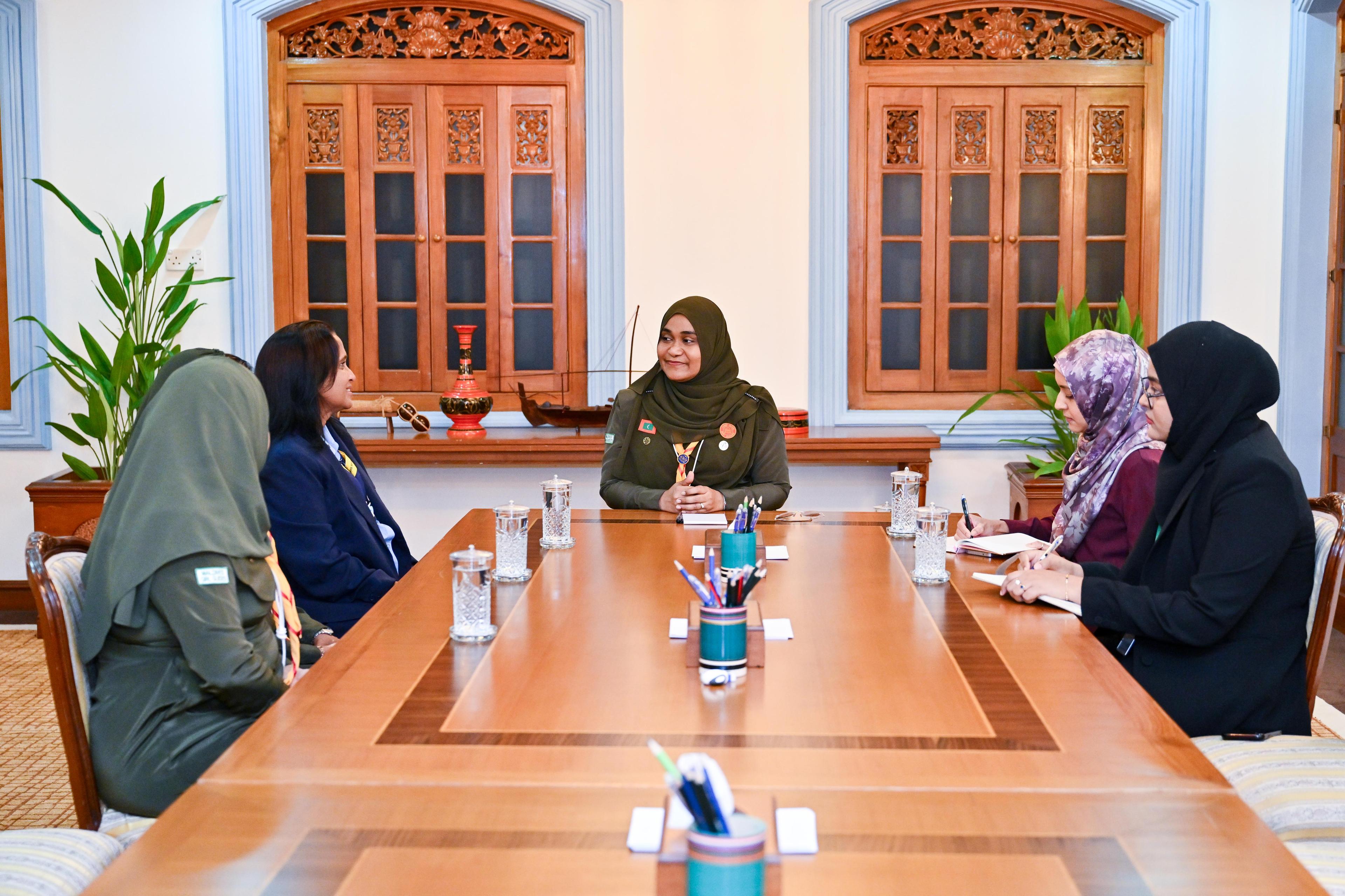 ގާލް ގައިޑް އެސޯސިއޭޝަންގެ މެންބަރުންނާ  މެޑަމް ސާޖިދާ ބައްދަލުކުރައްވައިފި