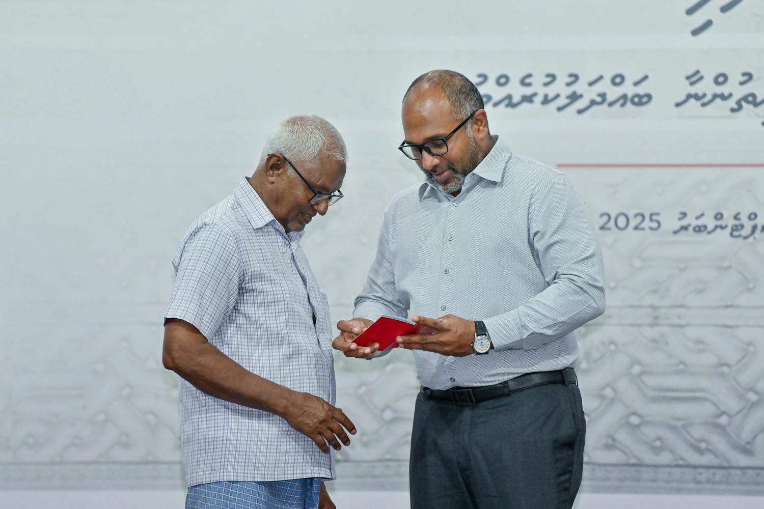 މ. އަތޮޅުގައި ޕާސްޕޯޓުގެ ޚިދުމަތް ރަސްމީކޮށް ފަށައިފި
