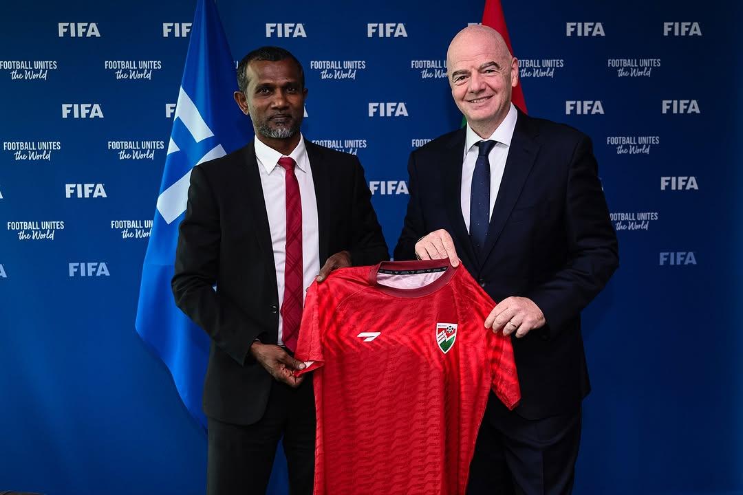 ޓޮމްގެ ޒަޢާމަތުގައި ދިވެހި ފުޓުބޯޅައަށް, ބޭނުންވާ ކުރިއެރުން އަންނަތަން އެބަފެނޭ: ފީފާގެ ރައީސް