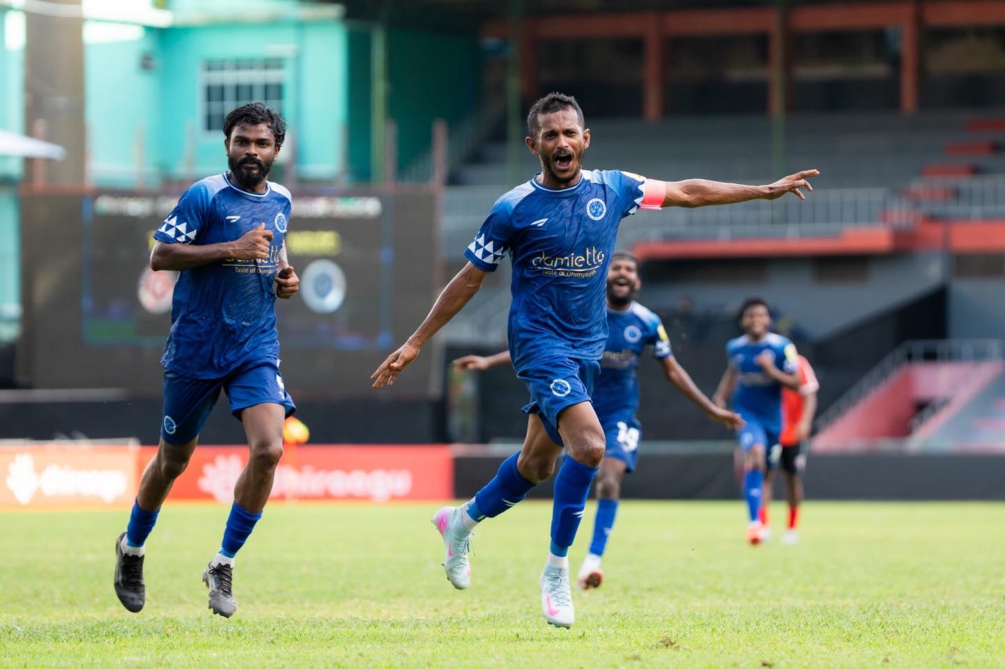 ނިއުރޭޑިއަންޓާއި ޓީސީ ބައްދަލުކުރި މެޗުގެ ތެރެއިން ނިއުއަށް ލަނޑެއް ކާމިޔާބުކޮށްދިނުމަށްފަހު އަލީ ފާސިރު (ސެންޓޭ) އުފާ ފާޅުކުރަނީ -- ފޮޓޯ/ އެފްއޭއެމް