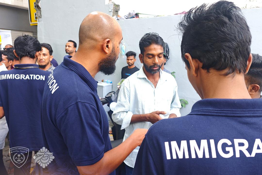 ގަވާއިދާ ހިލާފަށް އުޅެމުންދިޔަ 10 ބިދޭސީން އަތުލައިގެންފި