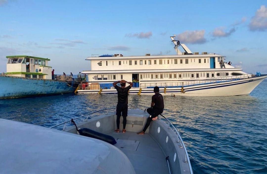 މާލެ ދަތުރުކުރާ ބޯޓެއް ފަރަށް އަރައިފި