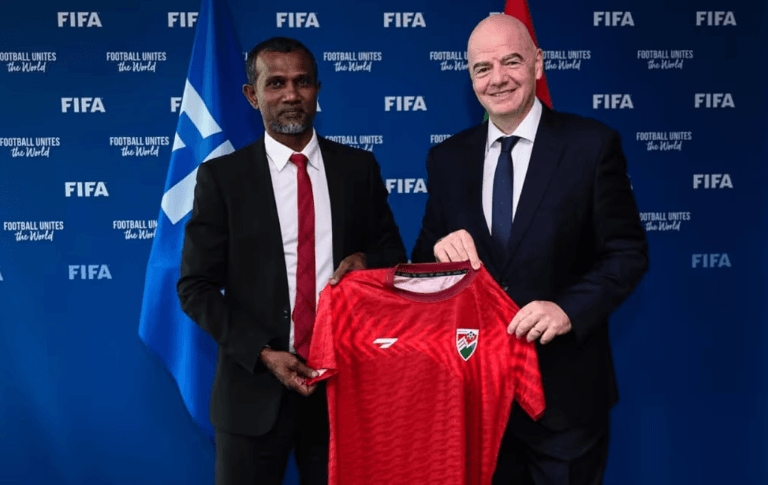 ޓޮމްގެ ޒަޢާމަތުގައި ދިވެހި ފުޓުބޯޅައަށް, ބޭނުންވާ ކުރިއެރުން އަންނަތަން އެބަފެނޭ: ފީފާގެ ރައީސް