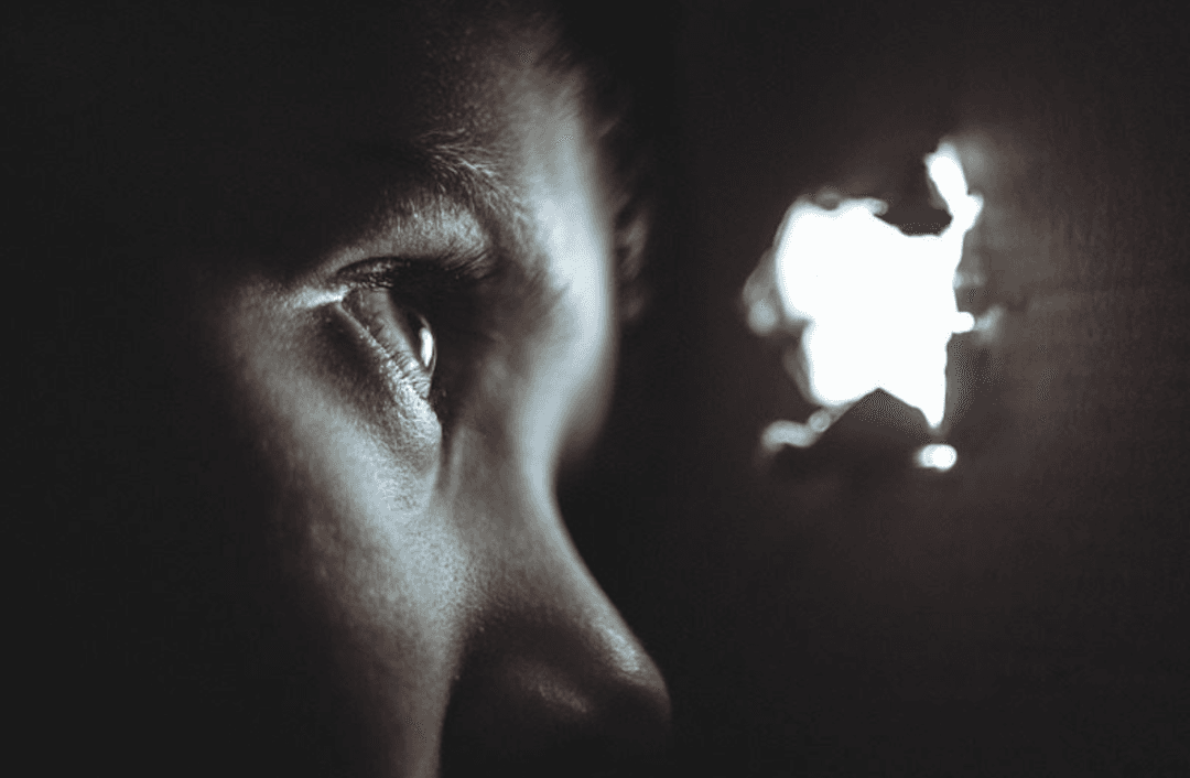 ބަރަހަނާ މަންޒަރު ދައްކައި، ޖިންސީ ގޯނާކުރިކަމަށް ތުހުމަތުގައި ޓީޗަރަކު ހައްޔަރުކޮށްފި