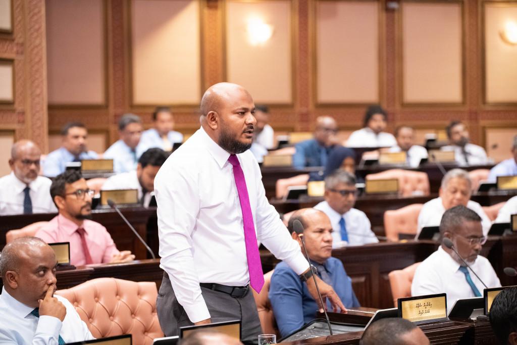 ޝިއާރުތައް ހިމެނޭ ބެނާތައް ދެމުން އެންމެ އައުލާކަން ބޮޑީ އެމްޑީޕީ ހަރުގެ ކުރިމަތީގަ: ޝުޖާޢު