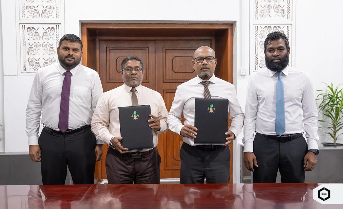 ތ. މަޑިފުށީގެ މަގުތައް ޒަމާނީ ފެންވަރަށް ތަރައްޤީ ކުރުމުގެ އެއްބަސްވުމުގައި ސޮއިކޮށްފި