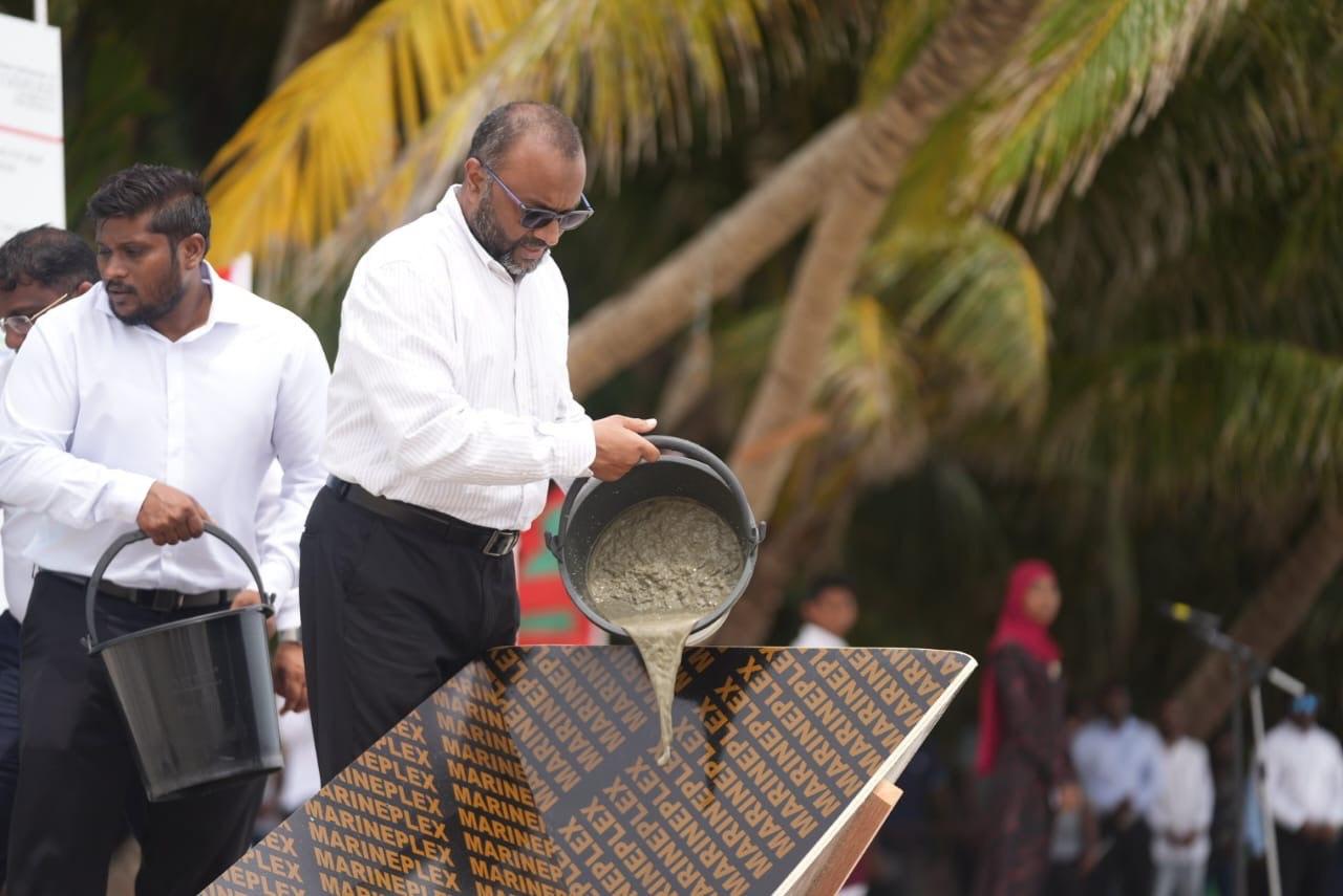 ހިރިލަންދޫގައި އަލަށް އިމާރާތް ކުރާ މިސްކިތުގެ ބިންގާ އަޅައިފި