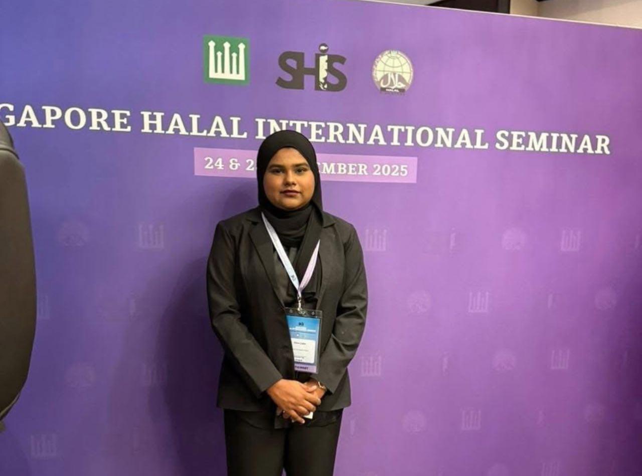 ސިންގަޕޫރު ޙަލާލު އިންޓަރނޭޝަނަލް ސެމިނަރގައި ބައިވެރިވާ އިސްލާމިކް މިނިސްޓްރީގެ މުވައްޒަފު، ފޮޓޯ: އިސްލާމިކް މިނިސްޓްރީ