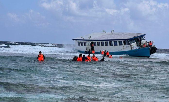 76 ފަތުރުވެރިންނާއެކު ދަތުރުކުރަމުންދިޔަ ފެރީއެއް ފަރަށް އަރައިފި