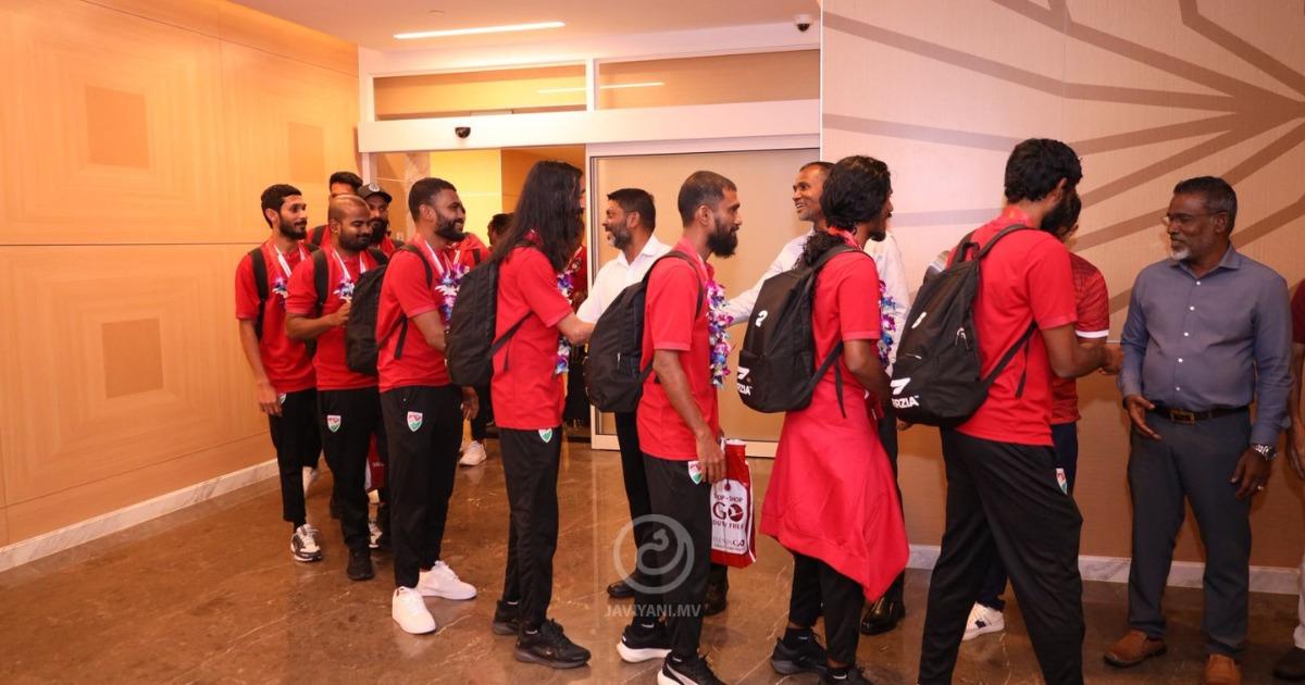 ގައުމީ ޓީމަށް އެއާޕޯޓުން މަރުހަބާ ކިޔުން --- ފޮޓޯ: ޖަވިޔަނި