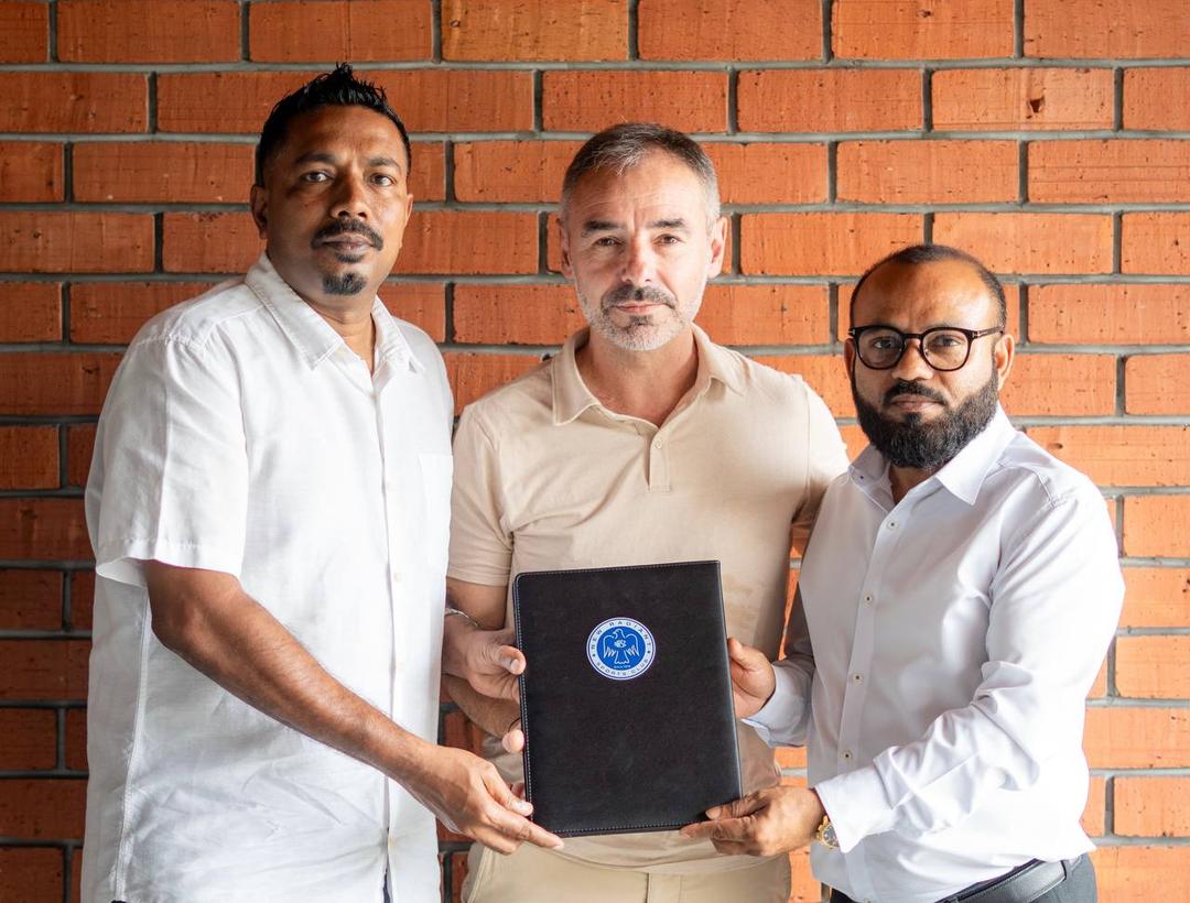 ފުޓްބޯޅަ ދިރުވައި ފުޓްބޯޅައި އައު ޖީލެއް ބިނާކުރުމަށް ނިއު އަށް ތަޖުރިބާކާރު ޓެކްނިކަލް ޑައިރެކްޓަރެއް