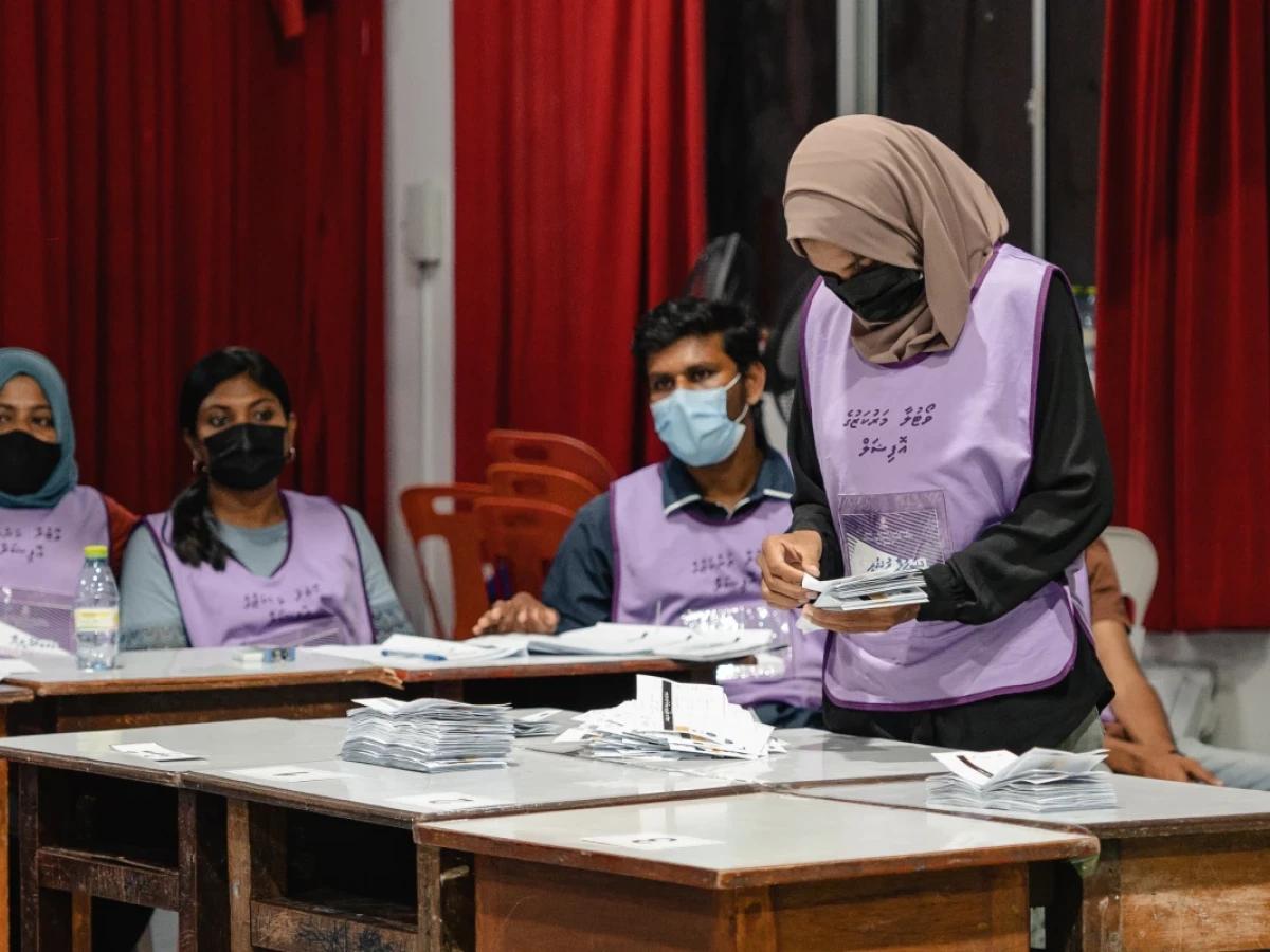 ކައުންސިލް އިންތިހާބަށް އަތޮޅުތެރޭގައި އޮފިޝަލުން ތަމްރީނު ކުރުން މާދަމާ