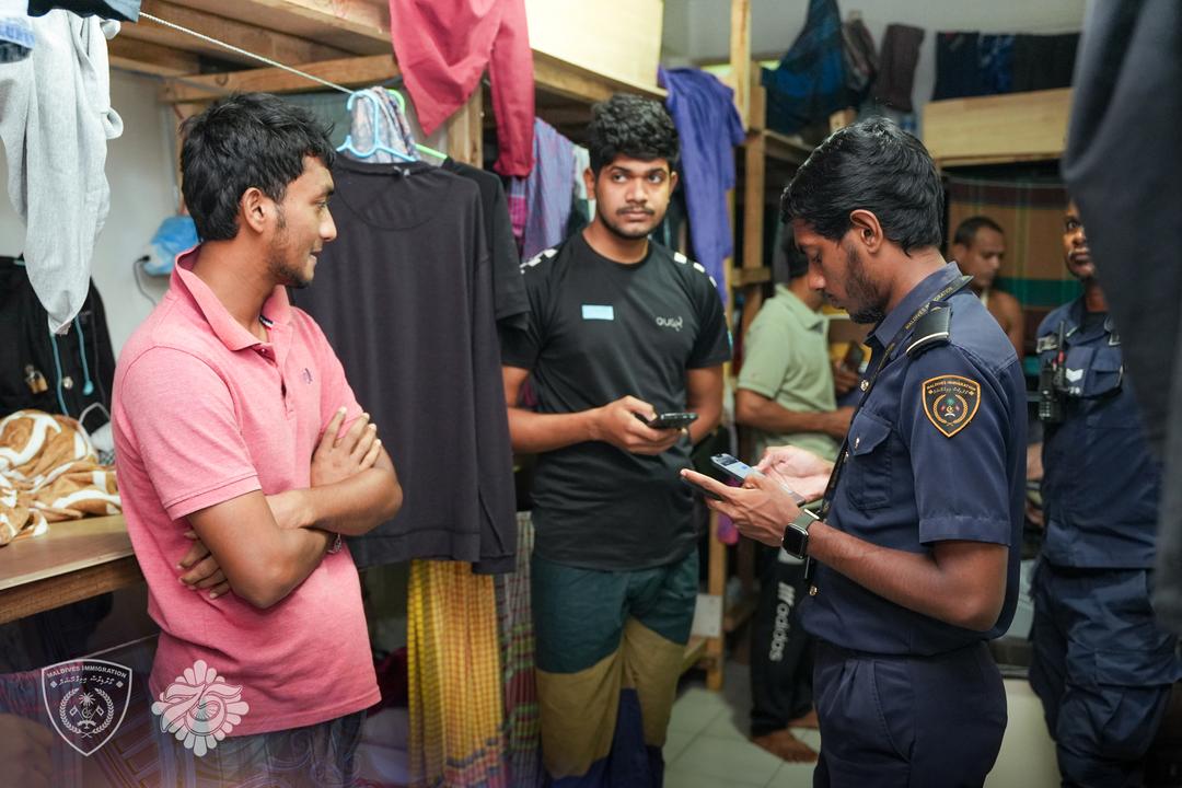 ގަވާއިދާ ޚިލާފަށް އުޅެމުންދިއަ 3 ބިދޭސީއަކު އިމިގްރޭޝަންގެ ބެލުމުގެ ދަށަށް ގެންގޮސްފި