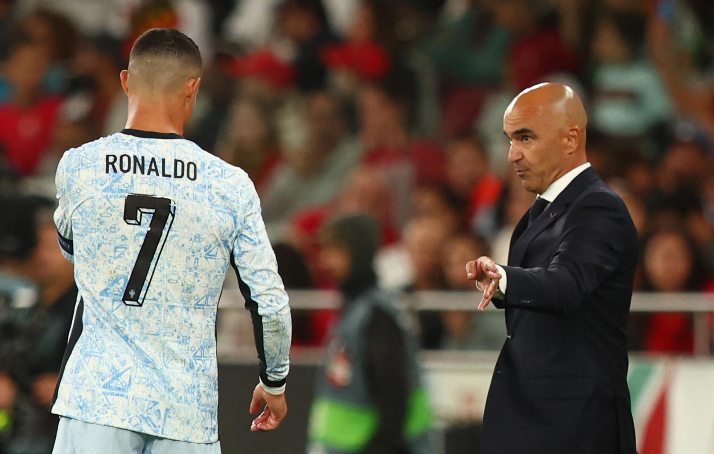 ޕޯޗުގަލް ގައުމީ ޓީމުގެ ޖެޑް ކޯޗް ރޮބާޓޯ މާޓިނޭޒް އަދި ކެޕްޓަން ކްރިސްޓިއާނޯ ރޮނާލްޑޯ. ފޮޓޯ: ބީންސްޕޯޓްސް