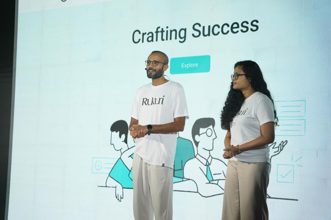 ރުކުރި: ދެބެއިންގެ އެޗްއާރް ހުވަފެން، އެޕަކަށް