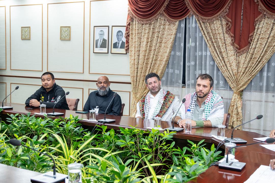 ގްލޯބަލް ސުމޫދު ފްލޮޓިލާގެ ވަފުދު، ފޮރިން މިނިސްޓަރާއި މަޖިލިސް ރައީސް އާ ބައްދަލުކޮށްފި