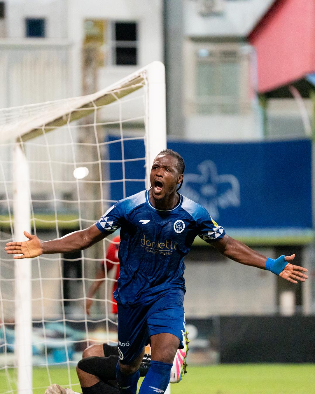 ފަހުވަގުތުގެ ދެގޯލާއެކު ނިއުއަށް މުހިންމު މޮޅެއް